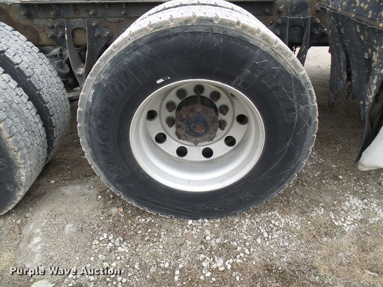 image for item DL0808 2005 International 9400i  semi truck