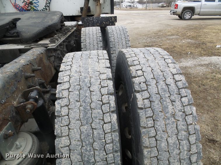 image for item DL0808 2005 International 9400i  semi truck