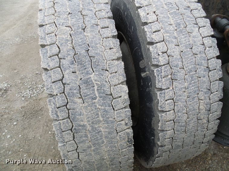 image for item DL0808 2005 International 9400i  semi truck