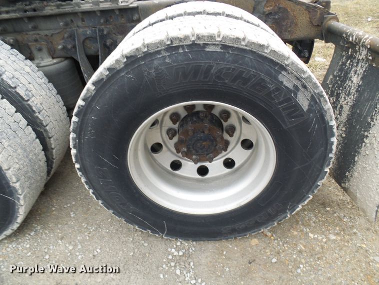 image for item DL0808 2005 International 9400i  semi truck