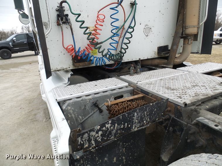 image for item DL0808 2005 International 9400i  semi truck