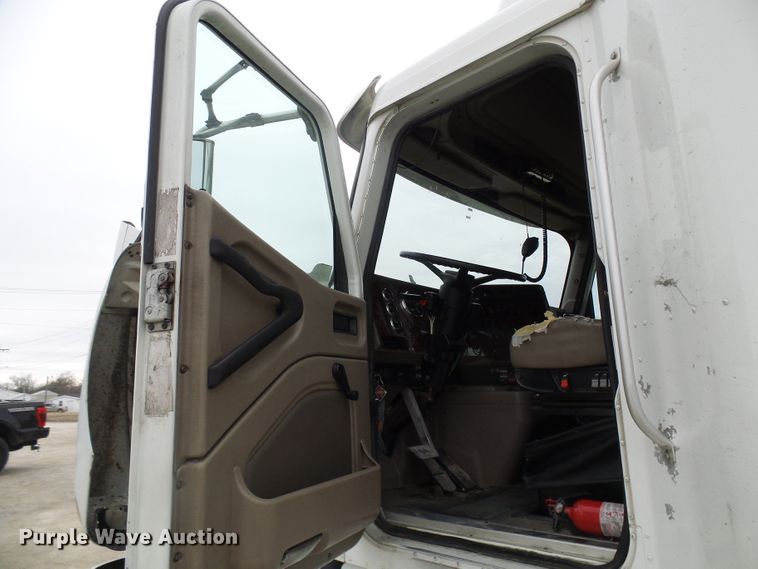 image for item DL0808 2005 International 9400i  semi truck