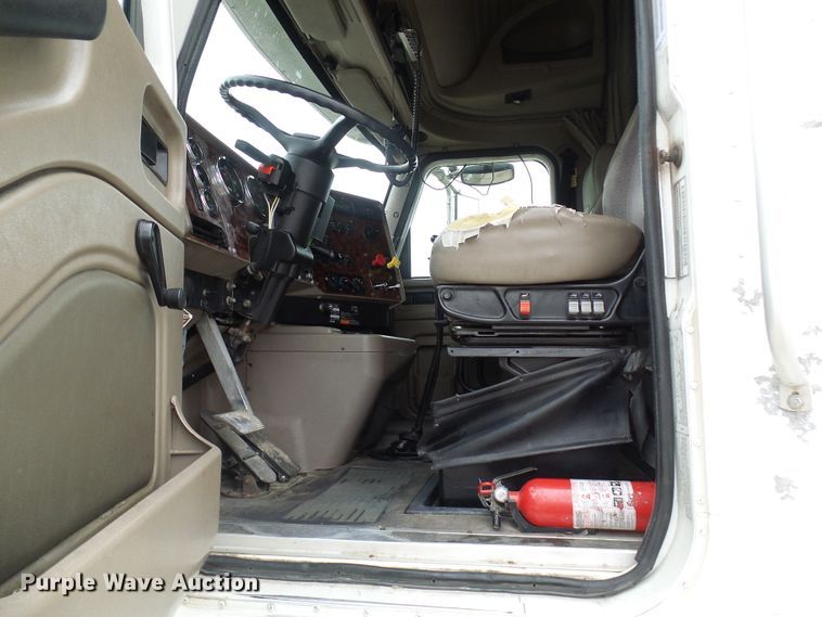 image for item DL0808 2005 International 9400i  semi truck