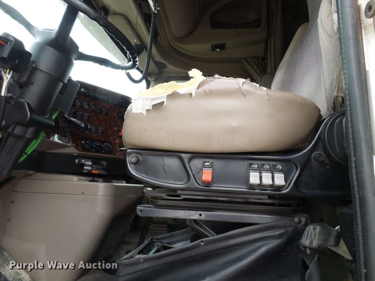 image for item DL0808 2005 International 9400i  semi truck