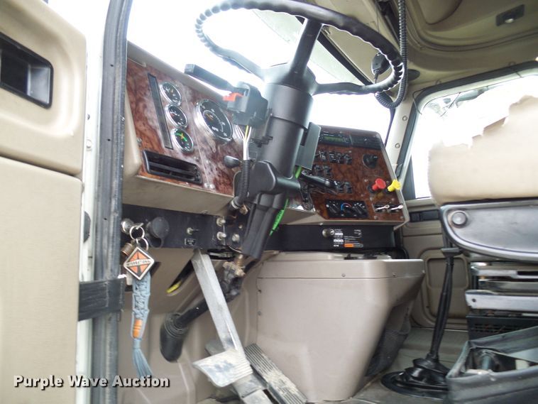 image for item DL0808 2005 International 9400i  semi truck