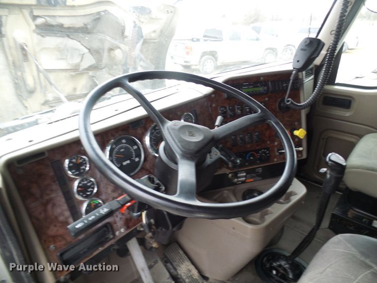 image for item DL0808 2005 International 9400i  semi truck