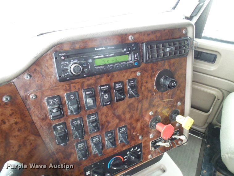 image for item DL0808 2005 International 9400i  semi truck