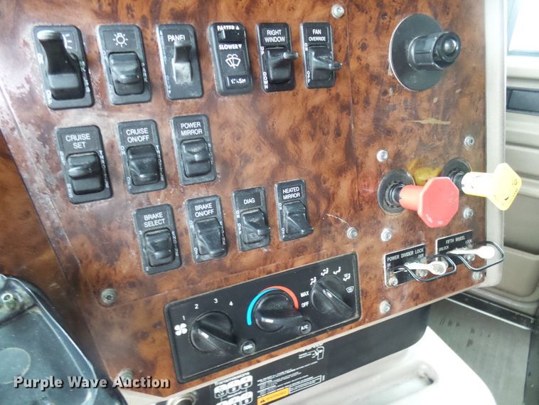 image for item DL0808 2005 International 9400i  semi truck