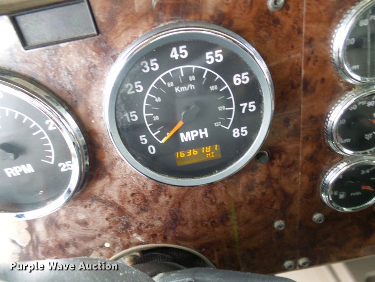 image for item DL0808 2005 International 9400i  semi truck