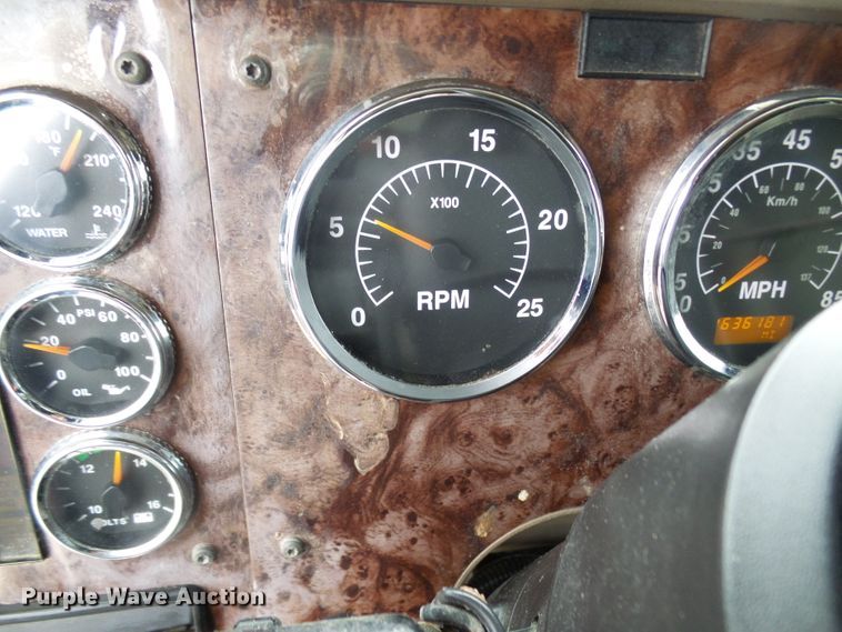 image for item DL0808 2005 International 9400i  semi truck