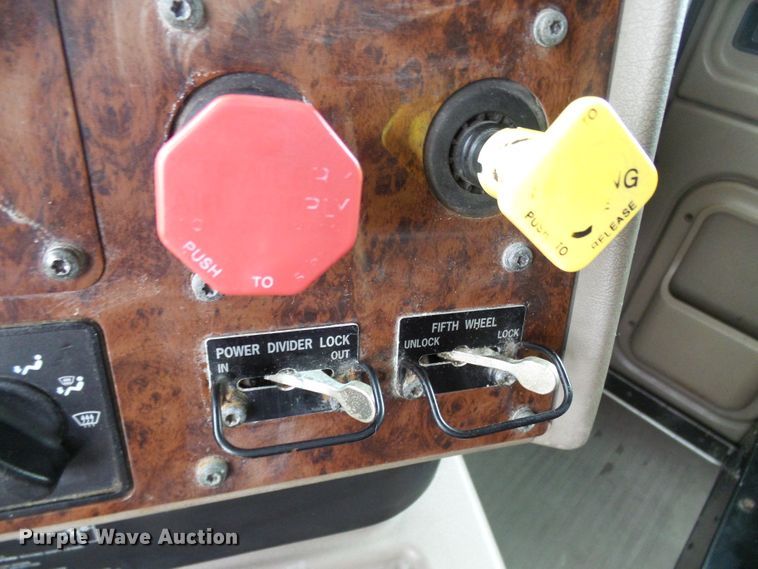 image for item DL0808 2005 International 9400i  semi truck