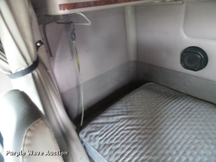 image for item DL0808 2005 International 9400i  semi truck