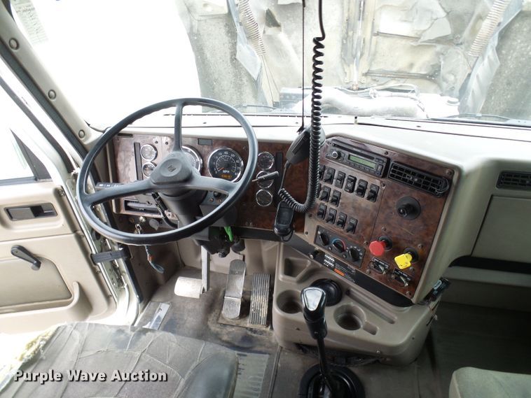 image for item DL0808 2005 International 9400i  semi truck