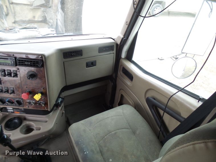 image for item DL0808 2005 International 9400i  semi truck