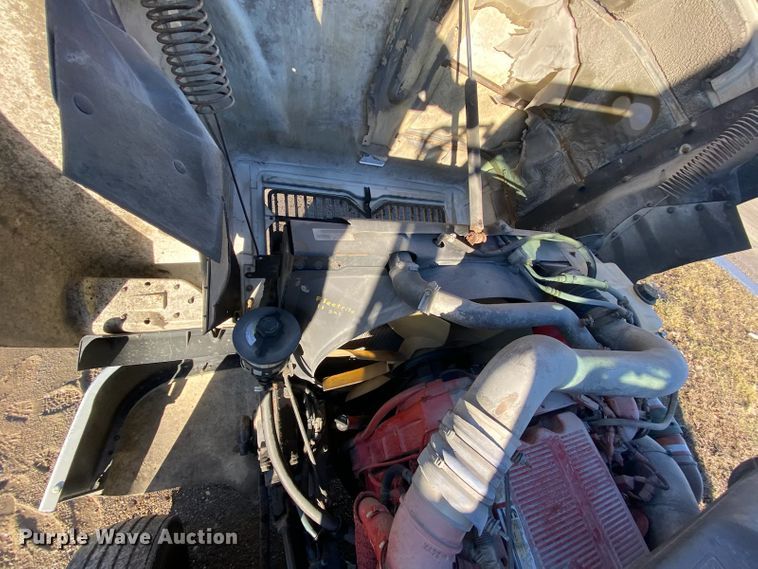 image for item DL0808 2005 International 9400i  semi truck