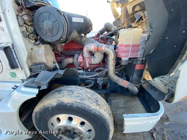 image for item DL0808 2005 International 9400i  semi truck