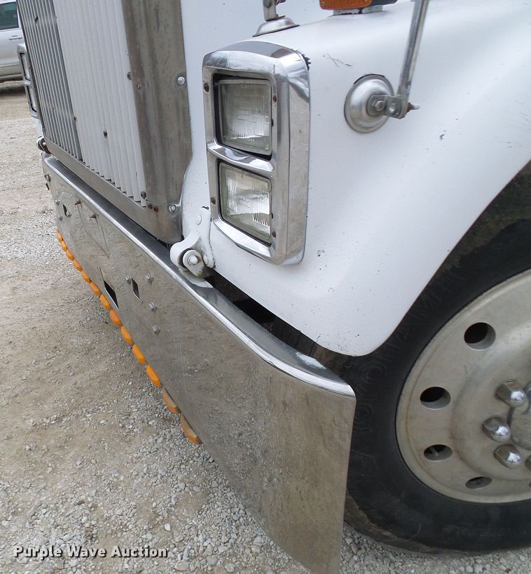 image for item DL0903 1987 International F9370  semi truck