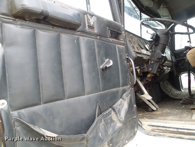 image for item DL0903 1987 International F9370  semi truck