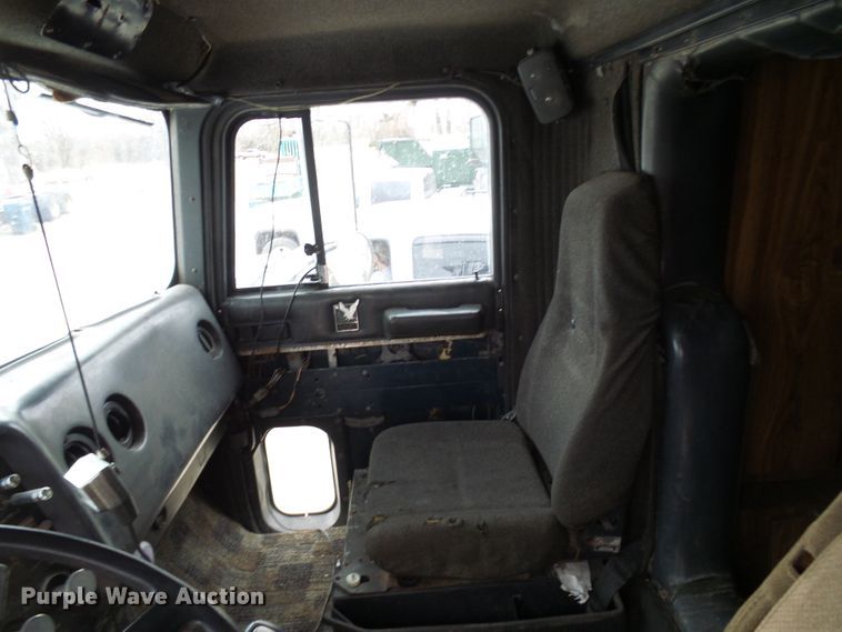 image for item DL0903 1987 International F9370  semi truck