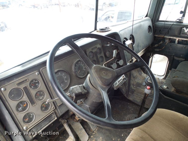 image for item DL0903 1987 International F9370  semi truck