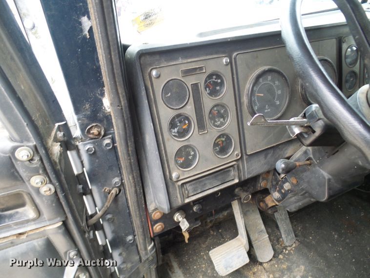 image for item DL0903 1987 International F9370  semi truck