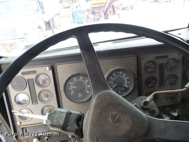 image for item DL0903 1987 International F9370  semi truck