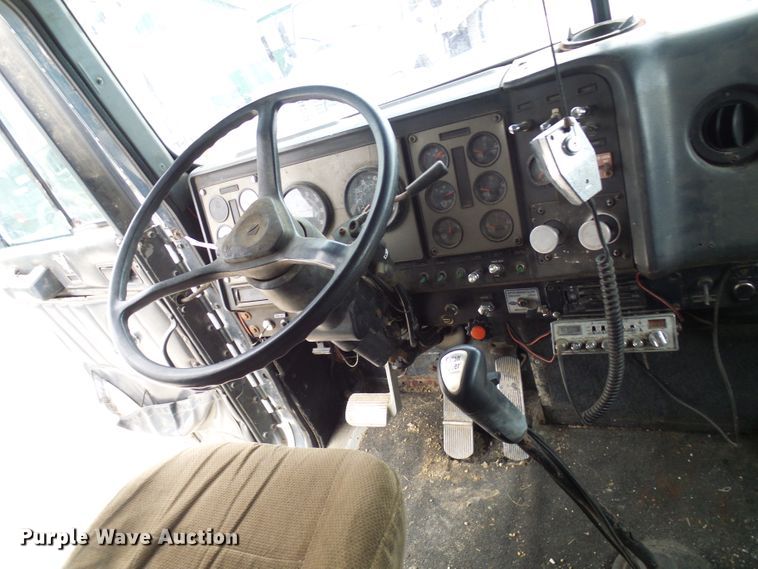 image for item DL0903 1987 International F9370  semi truck