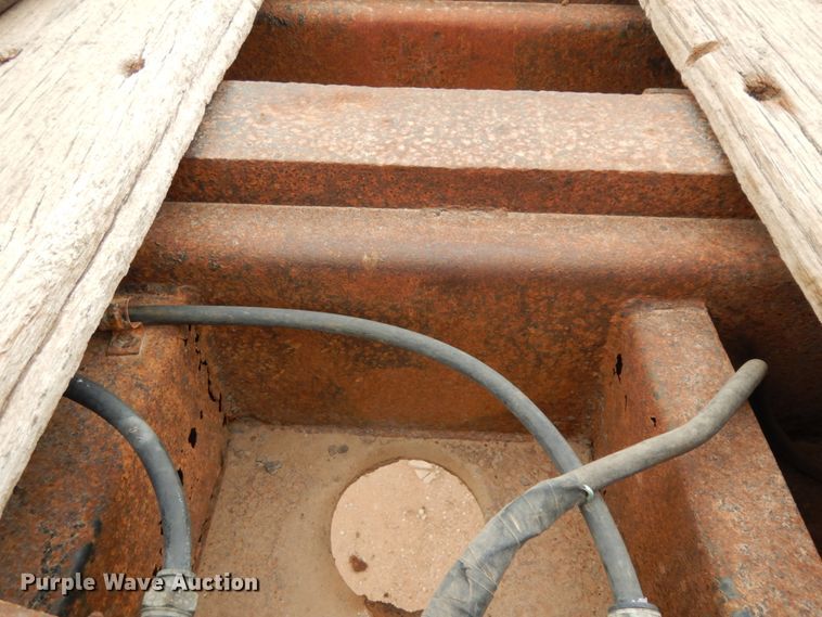 image for item DM2824 1997 Trail Mobile F7C1-6MEA  oilfield trailer