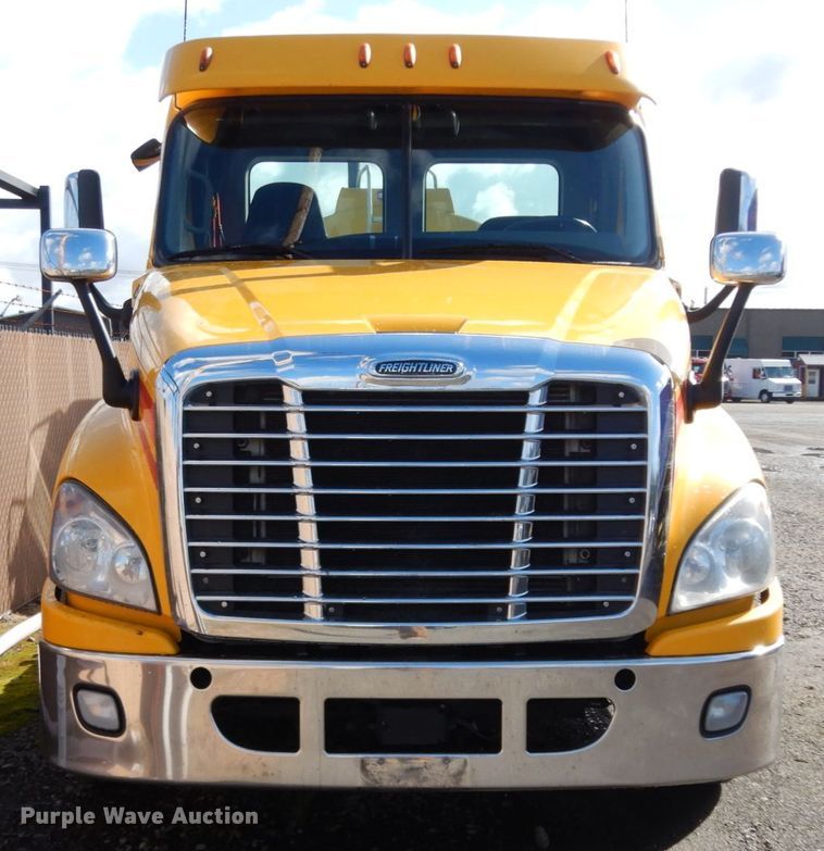 image for item DM2873 2018 Freightliner Cascadia 125  semi truck