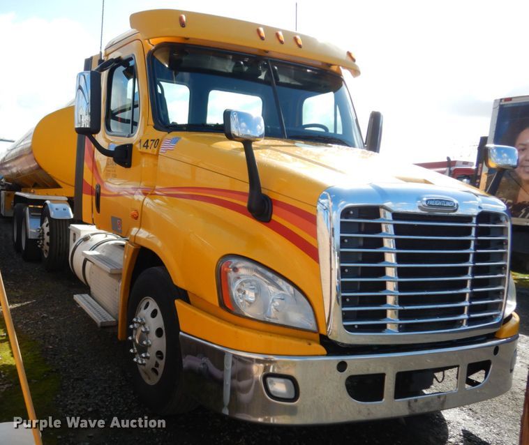 image for item DM2873 2018 Freightliner Cascadia 125  semi truck