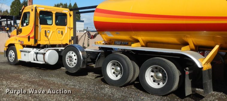 image for item DM2873 2018 Freightliner Cascadia 125  semi truck