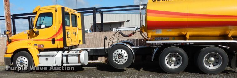 image for item DM2873 2018 Freightliner Cascadia 125  semi truck