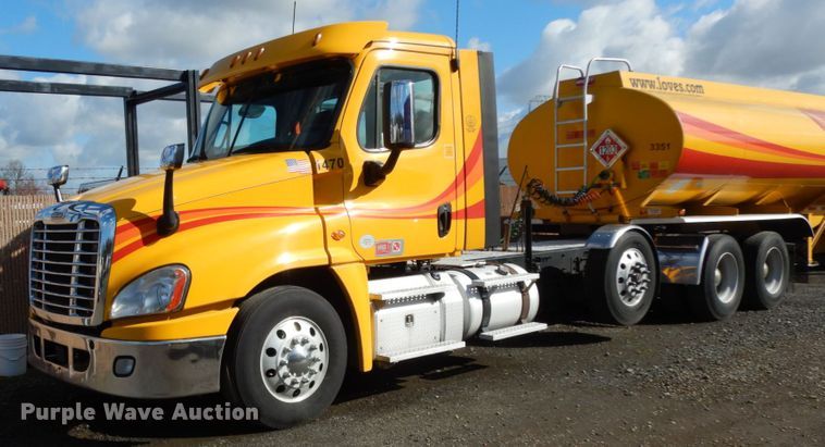 image for item DM2873 2018 Freightliner Cascadia 125  semi truck