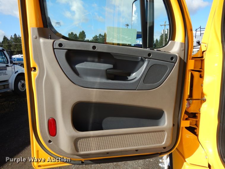 image for item DM2873 2018 Freightliner Cascadia 125  semi truck