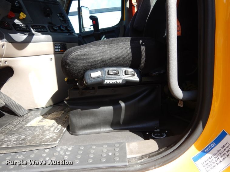 image for item DM2873 2018 Freightliner Cascadia 125  semi truck