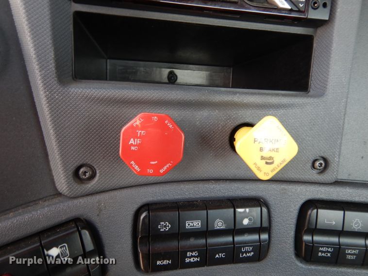 image for item DM2873 2018 Freightliner Cascadia 125  semi truck