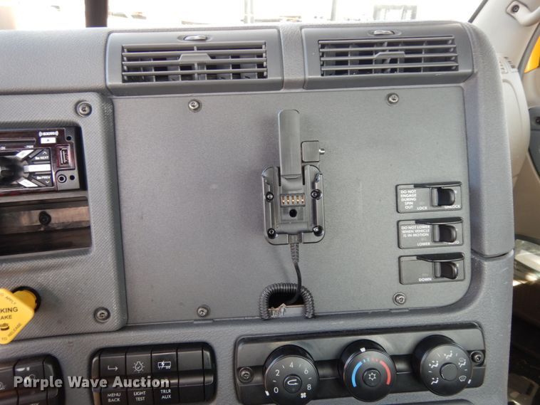 image for item DM2873 2018 Freightliner Cascadia 125  semi truck