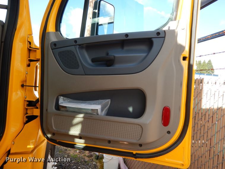 image for item DM2873 2018 Freightliner Cascadia 125  semi truck