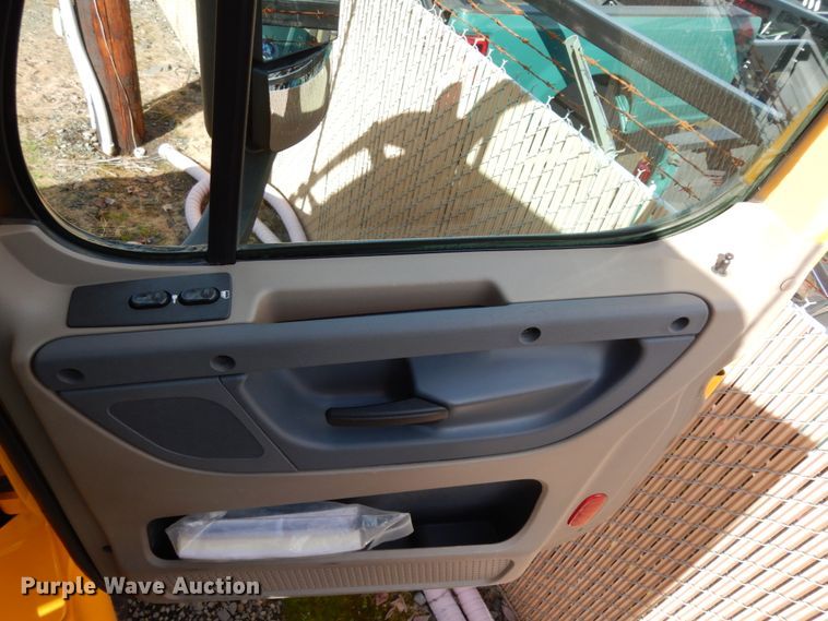 image for item DM2873 2018 Freightliner Cascadia 125  semi truck