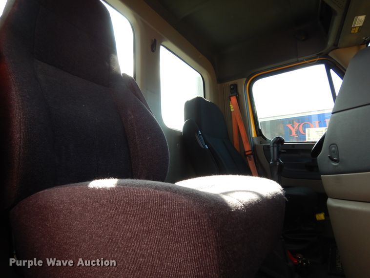 image for item DM2873 2018 Freightliner Cascadia 125  semi truck