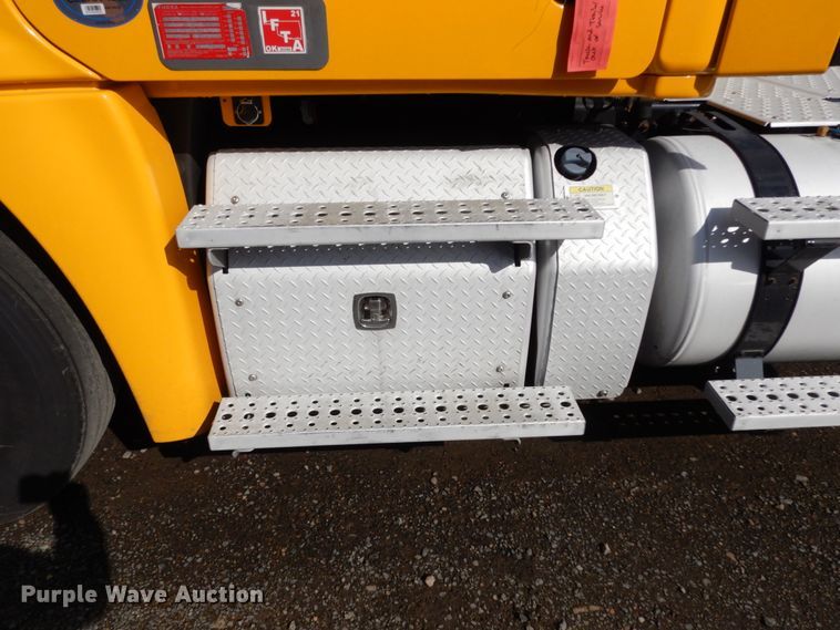 image for item DM2873 2018 Freightliner Cascadia 125  semi truck