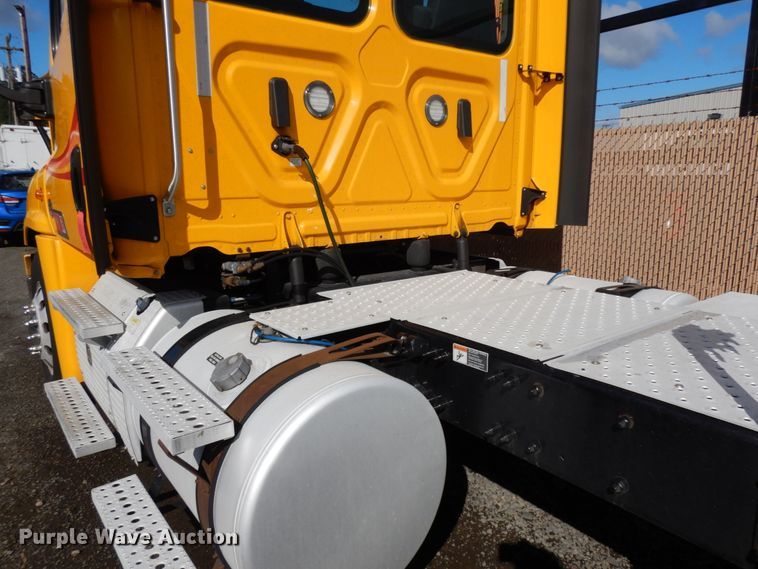 image for item DM2873 2018 Freightliner Cascadia 125  semi truck