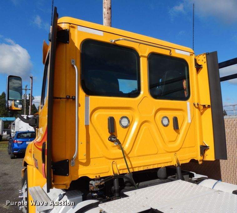 image for item DM2873 2018 Freightliner Cascadia 125  semi truck