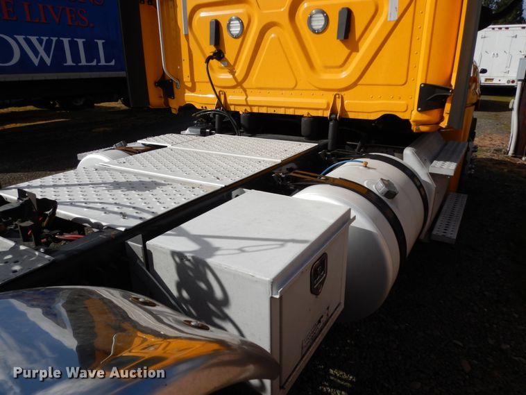 image for item DM2873 2018 Freightliner Cascadia 125  semi truck