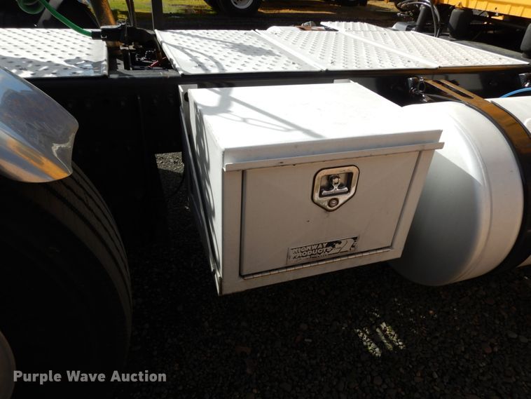 image for item DM2873 2018 Freightliner Cascadia 125  semi truck