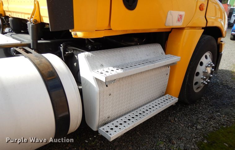 image for item DM2873 2018 Freightliner Cascadia 125  semi truck