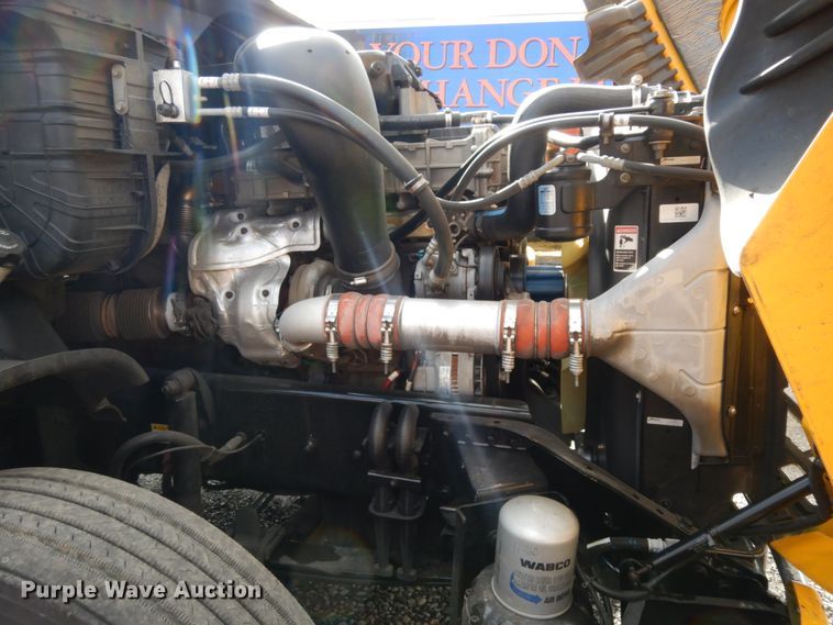 image for item DM2873 2018 Freightliner Cascadia 125  semi truck