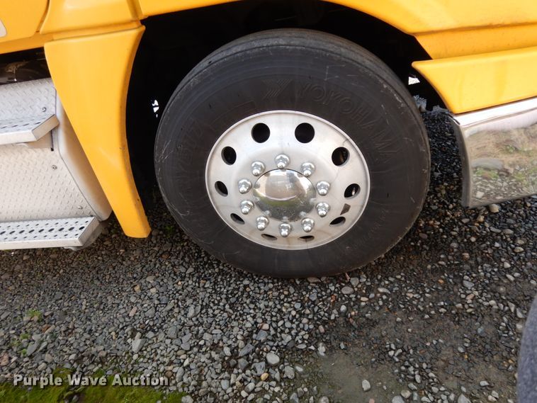 image for item DM2873 2018 Freightliner Cascadia 125  semi truck