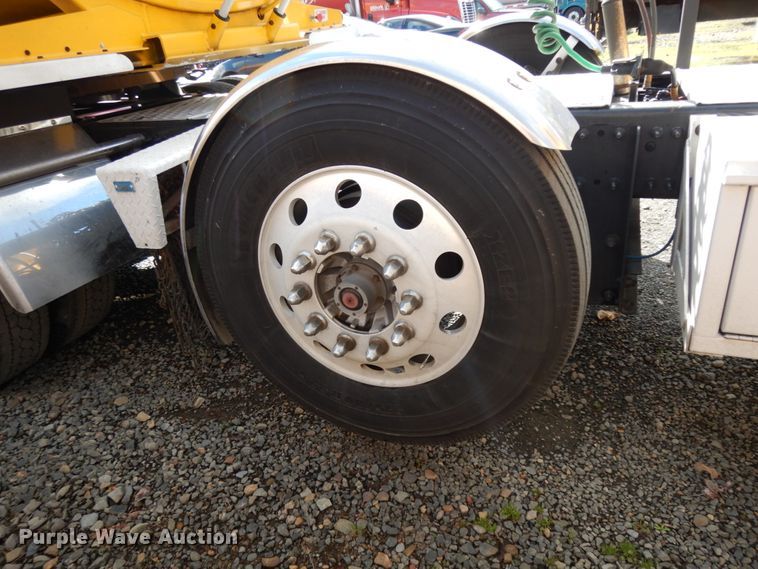 image for item DM2873 2018 Freightliner Cascadia 125  semi truck