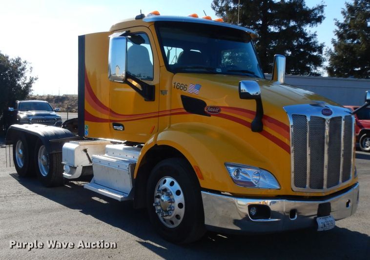 image for item DM2874 2016 Peterbilt 579  semi truck